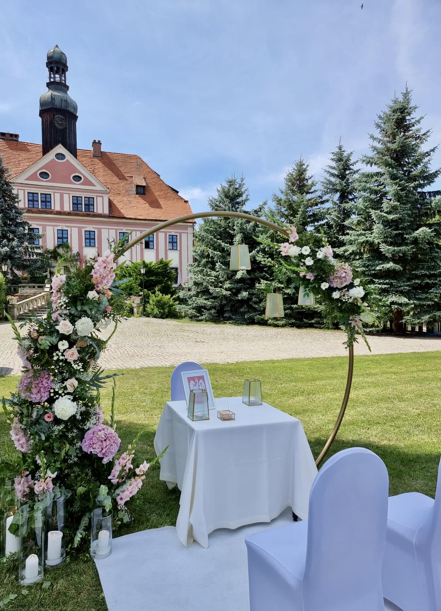 Freie Trauung: Blumenbogen, Tisch und Stühle vor dem Schloss