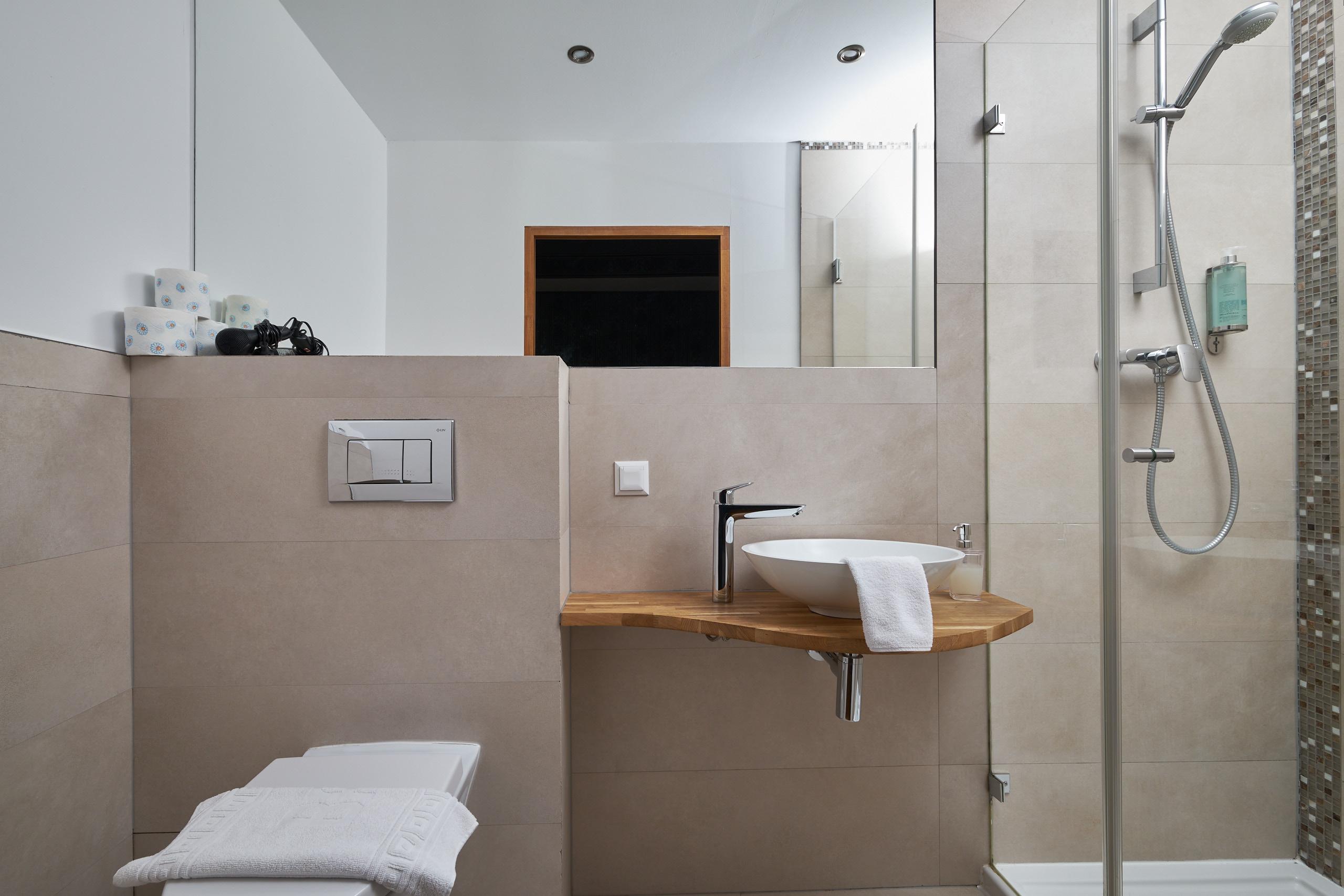 Modernes Bad mit Dusche in einem der Gästezimmer