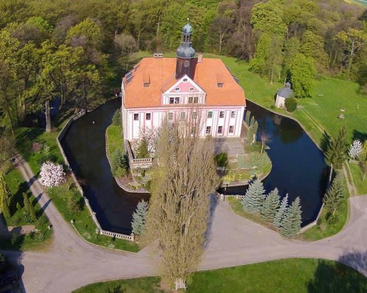 Widok z lotu ptaka na Pałac Warmątowice, fosę, park i las