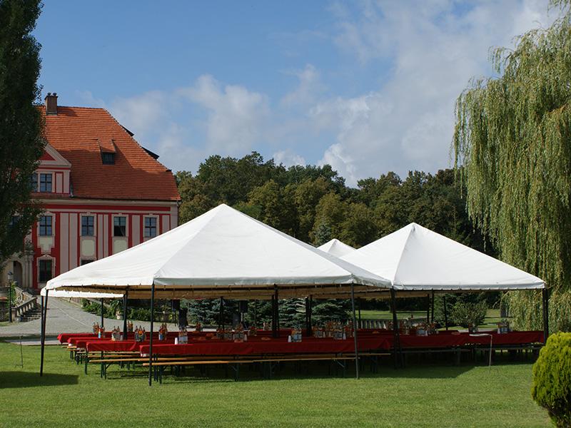 Picknickzelte auf dem Rasen vor dem Schloss
