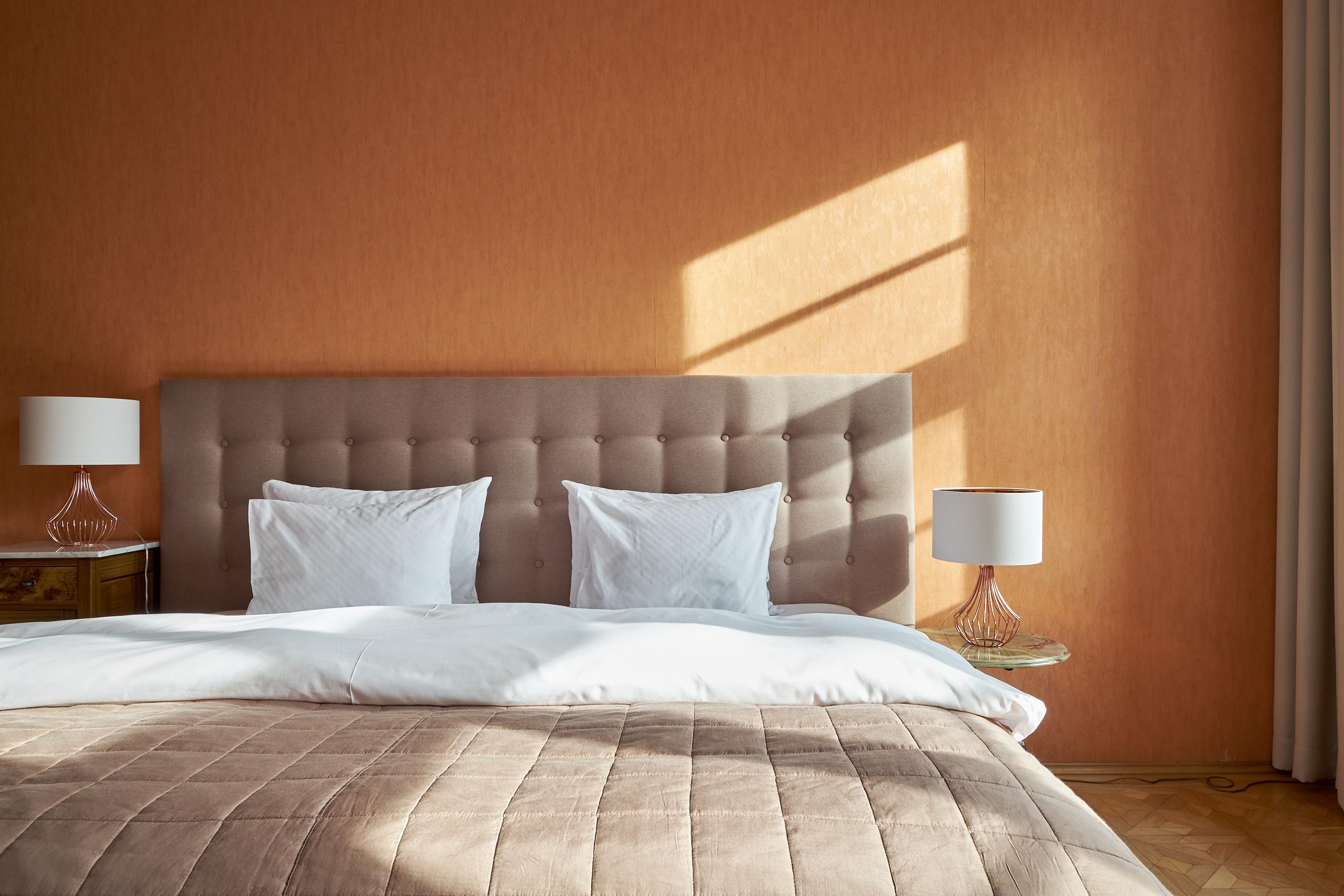 Apartment: Bett im einfallenden Sonnenlicht