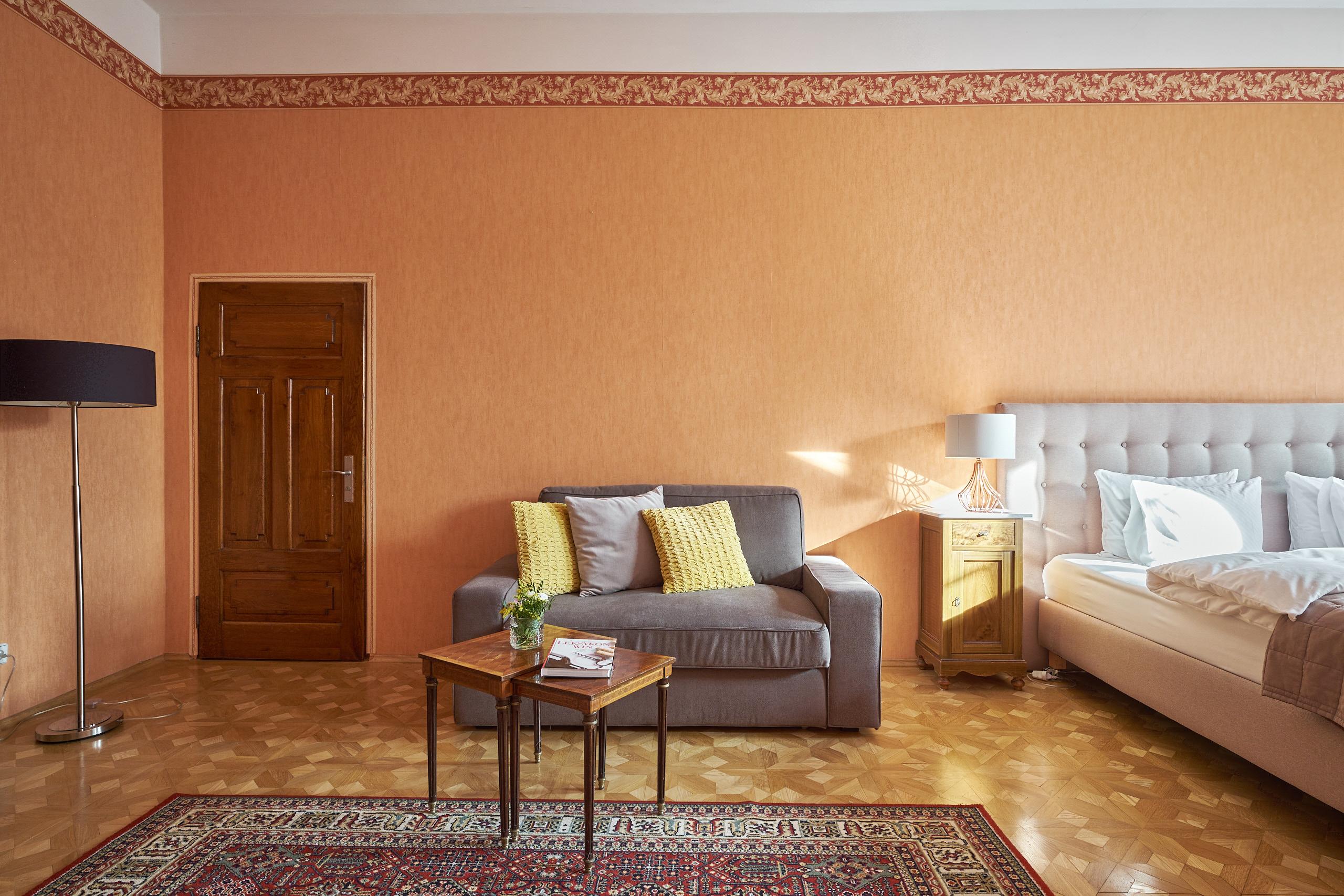 Apartment: Sitzecke mit Sofa, Bett im Hintergrund