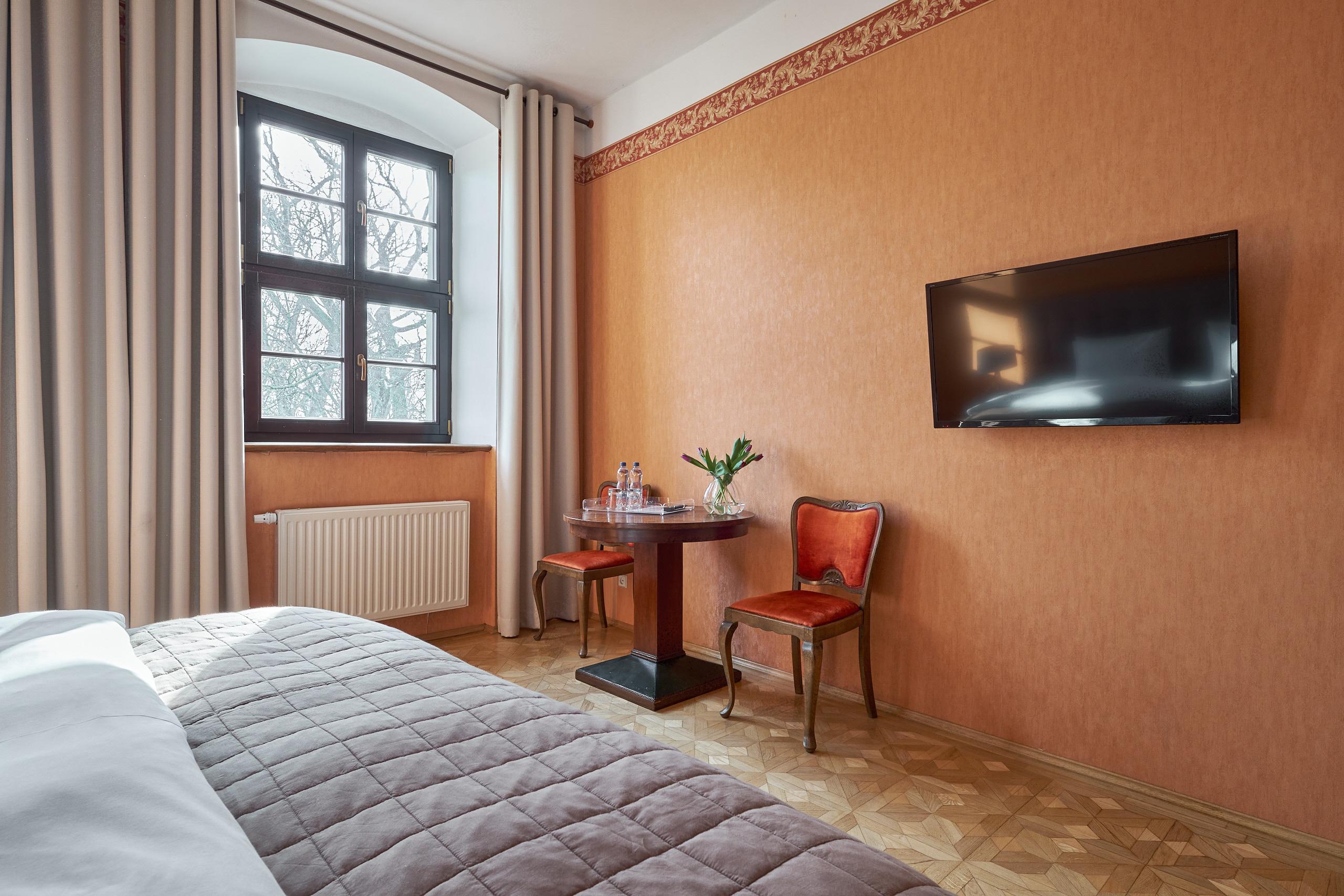 Apartment: Tisch mit Stühlen am Fenster