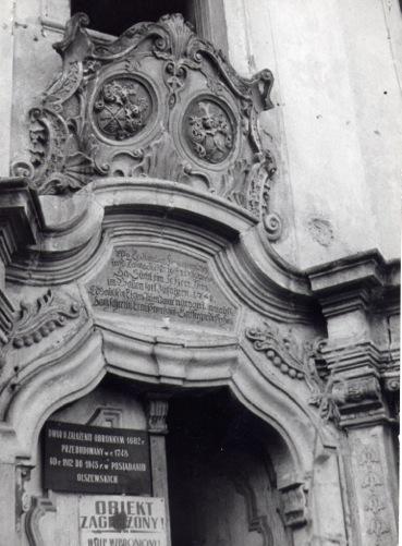 Historisches Foto des Barockportals mit Denkmaltafel