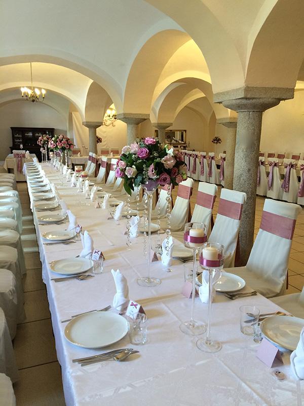 Lange weiße Tafel unter dem Kreuzgewölbe