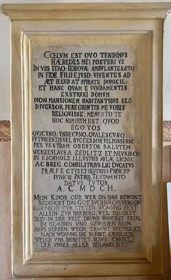 Steintafel mit historischer Inschrift im Schloss