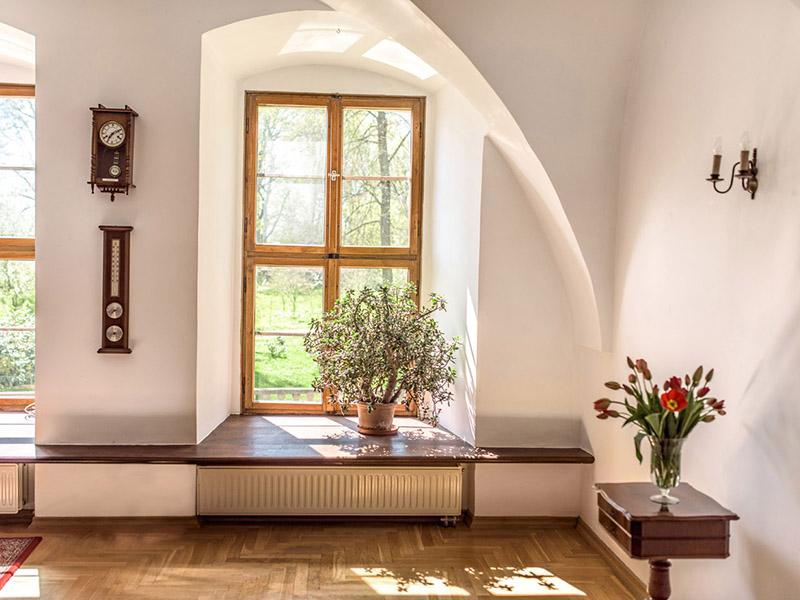 Helle gewölbte Fensternische mit Blick in den Park